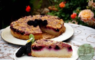 Pudding-Schmand-Streuselkuchen mit Beeren, vegan