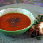 Domatesli Arpa Şehriye Çorbası – Tomatensuppe mit Reisnudeln