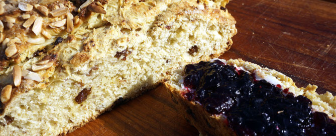 Osterbrot oder Mandelhefebrot mit Marmelade