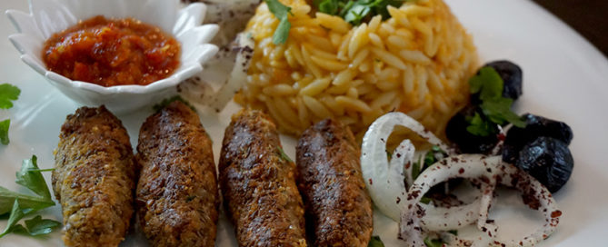 Cevapcici (aus Berglinsen-Hack) mit Reisnudeln